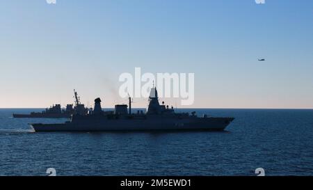 220309-N-SP805-0004 MER BALTIQUE (9 mars 2022) – les destroyers de missiles guidés de la classe Arleigh Burke USS Forrest Sherman (DDG 98) et USS Donald Cook (DDG 75) conduisent des exercices de manœuvre avec la frégate de défense aérienne allemande de la classe Sachsen FGS Sachsen (F219), 9 mars. L'USS Forrest Sherman (DDG 98) est déployé sur le théâtre d'opérations européen et participe à une série d'activités maritimes à l'appui des États-Unis Sixième flotte et alliés de l'OTAN. Banque D'Images