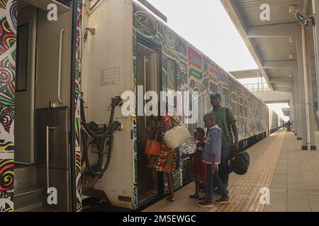 Passagers à la gare de l'UDI voyageant pour les célébrations de Noël à Abuja. Le service ferroviaire a repris la liaison entre la capitale et une ville du nord huit mois après avoir été suspendu à la suite de l'une des attaques les plus médiatiques du pays. En mars, des hommes armés, armés d'explosifs, ont fait sauter les voies, attaqué les voyageurs en train entre Abuja et Kaduna, enlevé certains de ses passagers et ouvert le feu tuant huit personnes, tandis que certaines ont subi des blessures. Nigéria. Banque D'Images