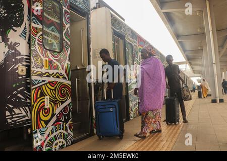 Passagers à la gare de l'UDI voyageant pour les célébrations de Noël à Abuja. Le service ferroviaire a repris la liaison entre la capitale et une ville du nord huit mois après avoir été suspendu à la suite de l'une des attaques les plus médiatiques du pays. En mars, des hommes armés, armés d'explosifs, ont fait sauter les voies, attaqué les voyageurs en train entre Abuja et Kaduna, enlevé certains de ses passagers et ouvert le feu tuant huit personnes, tandis que certaines ont subi des blessures. Nigéria. Banque D'Images