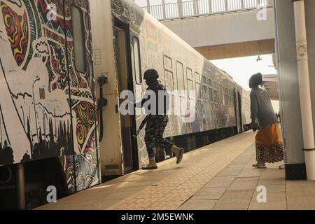 Passagers à la gare de l'UDI voyageant pour les célébrations de Noël à Abuja. Le service ferroviaire a repris la liaison entre la capitale et une ville du nord huit mois après avoir été suspendu à la suite de l'une des attaques les plus médiatiques du pays. En mars, des hommes armés, armés d'explosifs, ont fait sauter les voies, attaqué les voyageurs en train entre Abuja et Kaduna, enlevé certains de ses passagers et ouvert le feu tuant huit personnes, tandis que certaines ont subi des blessures. Nigéria. Banque D'Images