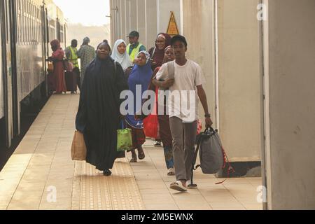 Passagers à la gare de l'UDI voyageant pour les célébrations de Noël à Abuja. Le service ferroviaire a repris la liaison entre la capitale et une ville du nord huit mois après avoir été suspendu à la suite de l'une des attaques les plus médiatiques du pays. En mars, des hommes armés, armés d'explosifs, ont fait sauter les voies, attaqué les voyageurs en train entre Abuja et Kaduna, enlevé certains de ses passagers et ouvert le feu tuant huit personnes, tandis que certaines ont subi des blessures. Nigéria. Banque D'Images