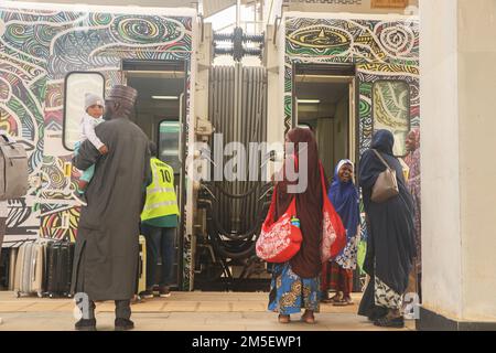 Passagers à la gare de l'UDI voyageant pour les célébrations de Noël à Abuja. Le service ferroviaire a repris la liaison entre la capitale et une ville du nord huit mois après avoir été suspendu à la suite de l'une des attaques les plus médiatiques du pays. En mars, des hommes armés, armés d'explosifs, ont fait sauter les voies, attaqué les voyageurs en train entre Abuja et Kaduna, enlevé certains de ses passagers et ouvert le feu tuant huit personnes, tandis que certaines ont subi des blessures. Nigéria. Banque D'Images