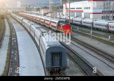 De nombreux trains de voitures de tourisme, à deux étages à la gare. Préparation d'un train pour un long voyage Banque D'Images