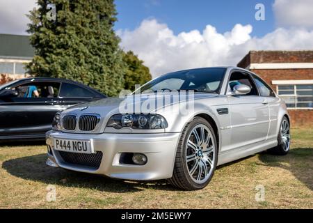 2003 BMW M3 ‘P444 NGU’ en exposition au Bicester Heritage Scramble célébrant 50 ans de la division moto de BMW M. Banque D'Images