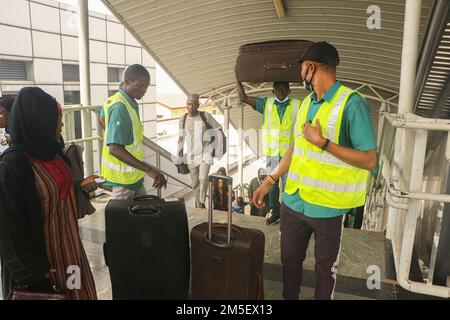 Passagers à la gare de l'UDI voyageant pour les célébrations de Noël à Abuja. Le service ferroviaire a repris la liaison entre la capitale et une ville du nord huit mois après avoir été suspendu à la suite de l'une des attaques les plus médiatiques du pays. En mars, des hommes armés, armés d'explosifs, ont fait sauter les voies, attaqué les voyageurs en train entre Abuja et Kaduna, enlevé certains de ses passagers et ouvert le feu tuant huit personnes, tandis que certaines ont subi des blessures. Nigéria. Banque D'Images