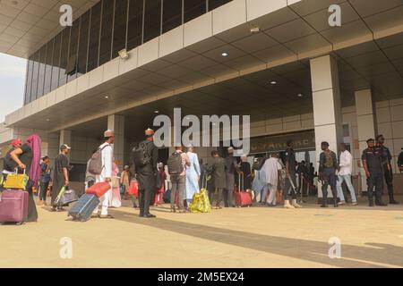 Passagers à la gare de l'UDI voyageant pour les célébrations de Noël à Abuja. Le service ferroviaire a repris la liaison entre la capitale et une ville du nord huit mois après avoir été suspendu à la suite de l'une des attaques les plus médiatiques du pays. En mars, des hommes armés, armés d'explosifs, ont fait sauter les voies, attaqué les voyageurs en train entre Abuja et Kaduna, enlevé certains de ses passagers et ouvert le feu tuant huit personnes, tandis que certaines ont subi des blessures. Nigéria. Banque D'Images