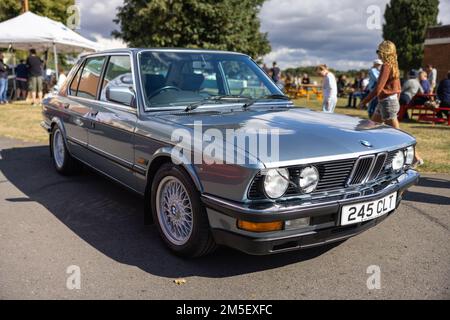 1987 BMW M5 ‘245 CLT’ en exposition au Bicester Heritage Scramble célébrant 50 ans de la division moto de BMW M. Banque D'Images