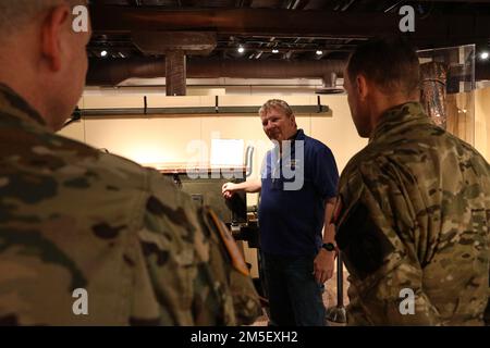 Col. (Rét.) Paul Fanning, directeur du Musée militaire de l'État de l'Illinois à Springfield, Illinois, donne aux soldats des Forces de défense territoriales polonaises (TDF TC) une visite de l'installation 9 mars 2022. La Garde nationale de l'Illinois a entretenu des relations de trois décennies avec la Pologne et ses forces armées dans le cadre du Programme de partenariat d'État. Les gardes nationaux de l’Illinois continuent de s’entraîner intensément avec les membres des forces armées de Pologne et se sont engagés à renforcer les capacités défensives de la Pologne et à soutenir les États-Unis Initiatives de sécurité de l'armée européenne. Banque D'Images