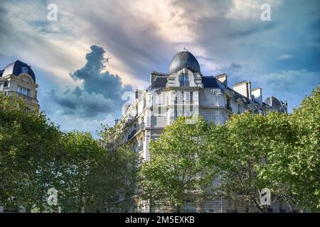 Paris, belles façades Haussmann dans un quartier luxueux de la capitale, avenue de Breteuil Banque D'Images