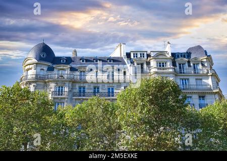 Paris, belles façades Haussmann dans un quartier luxueux de la capitale, avenue de Breteuil Banque D'Images