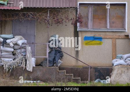 24 novembre 2022, Snihurivka, oblast de Mykolaiv, Ukraine : le symbole Z est peint avec des couleurs ukrainiennes dans l'ancien centre culturel de la ville, qui a été transformé en centre logistique pour l'armée russe pendant l'occupation russe. Une petite ville de Snihurivka après la libération de l'occupation russe. Une ville stratégique clé, qui se trouve aux frontières des régions de Mykolaiv et de Kherson, avec des autoroutes et des chemins de fer, reliant Snihurivka à la capitale oblaste voisine Kherson. Banque D'Images