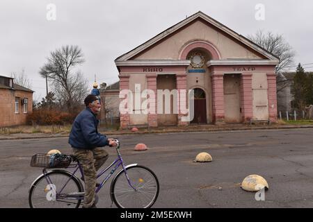 24 novembre 2022, Snihurivka, oblast de Mykolaiv, Ukraine : une petite ville de Snihurivka après la libération de l'occupation russe. Une ville stratégique clé, qui se trouve aux frontières des régions de Mykolaiv et de Kherson, avec des autoroutes et des chemins de fer, reliant Snihurivka à la capitale oblaste voisine Kherson. Banque D'Images