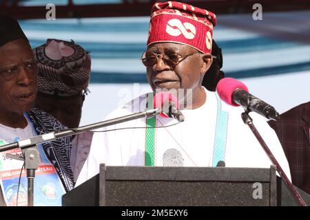 Asiwaju Bola Ahmed Tinubu, candidat à la présidence du Congrès All progressive (APC), qui est le parti au pouvoir au Nigeria, assiste à une campagne électorale avant les élections présidentielles de 2023 à Jos, dans l'État du plateau. Nigéria. Banque D'Images