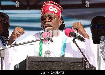 Asiwaju Bola Ahmed Tinubu, candidat à la présidence du Congrès All progressive (APC), qui est le parti au pouvoir au Nigeria, assiste à une campagne électorale avant les élections présidentielles de 2023 à Jos, dans l'État du plateau. Nigéria. Banque D'Images