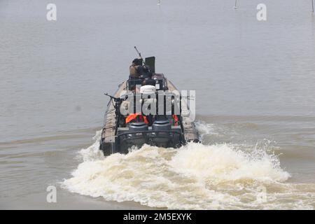 Patrouille de la marine nigériane sur l'eau dans l'État de Bayelsa. Nigéria. Banque D'Images