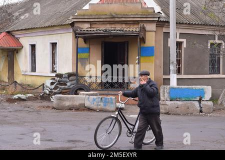 24 novembre 2022, Snihurivka, oblast de Mykolaiv, Ukraine : une petite ville de Snihurivka après la libération de l'occupation russe. Une ville stratégique clé, qui se trouve aux frontières des régions de Mykolaiv et de Kherson, avec des autoroutes et des chemins de fer, reliant Snihurivka à la capitale oblaste voisine Kherson. Banque D'Images