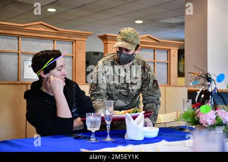 Tech. Le Sgt Bridget Sargeant, de l'escadron de soutien de la Force 8th, sert un repas à un chasseur de l'escadre 8h lors d'un extravagance d'anniversaire à la base aérienne de Kunsan, République de Corée, 9 mars 2022. La FSS 8th a accueilli la célébration de l'anniversaire pour les membres du Wolf Pack. Banque D'Images