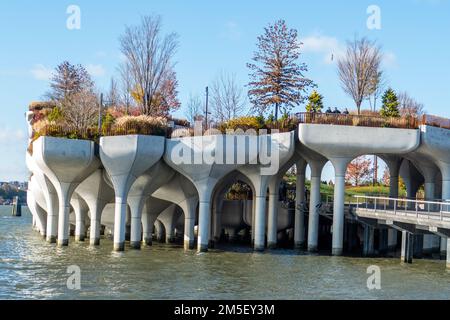 Little Island est un nouveau parc public où tous les New-Yorkais et les visiteurs peuvent découvrir la nature et l'art dans une oasis urbaine unique sur le fleuve Hudson Banque D'Images