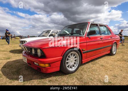 1986 BMW M5 « D658 JUC » exposée au Bicester Heritage Scramble, qui célèbre 50 ans de la division Motorsport de BMW M. Banque D'Images