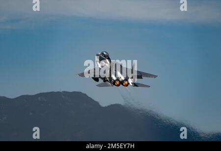 Un aigle F-15E affecté à la 366th Fighter Wing, à la base aérienne de Mountain Home, dans l'Idaho, prend son envol pour une mission Red Flag-Nellis 22-2 à la base aérienne de Nellis, au Nevada, en mars. 9, 2022. L'escadron d'entraînement au combat 414th effectue des exercices du drapeau rouge afin de fournir aux équipages l'expérience de multiples sorties de combat aériennes intensives dans la sécurité d'un milieu d'entraînement. Banque D'Images