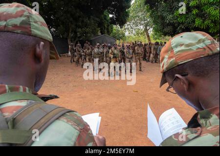 Des officiers du bataillon de parachutistes du BENIN 1st passent en revue l'ordre de leurs opérations (OPORD) avant d'informer leurs soldats au cours de l'entraînement conjoint en échange combiné (JCET) à Ouassa, Bénin, 09 mars 2022. Nous nous entraînons aux côtés de nos partenaires pour apprendre les uns des autres et partager les leçons apprises. Banque D'Images