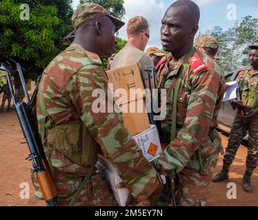 Les soldats du bataillon de parachutistes du BENIN 1st Commando se préparent à distribuer des munitions de simulation avant un exercice d'entraînement sur le terrain à Ouassa, en Afrique, au 09 mars 2022. L'engagement des États-Unis a un avantage mutuel, défend les normes internationales et traite les partenaires comme des égaux. Banque D'Images