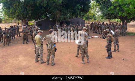 ÉTATS-UNIS Des bérets verts de l'armée affectés au détachement d'opérations des forces spéciales Alpha (SFOD-A) 3212, Une Compagnie, 2nd Bataillon, 3rd Groupe des forces spéciales (aéroporté) et des soldats béninois du 1st Bataillon de parachutisme Commando se préparent à effectuer un exercice d'entraînement sur le terrain à Ouassa, Bénin, 09 mars 2022. Les partenariats et les alliances sont le fondement de la défense et de l'engagement diplomatique des États-Unis. Banque D'Images