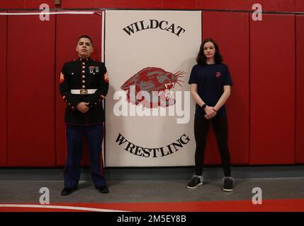 Poolee Marijane D. Huff, originaire de Burlington, au Kansas, pose une photo avec son recruteur, le Sgt Alberto Figueroavidal, à l'école secondaire de Burlington, à 9 mars 2022. Huff, un lutteur d'État et volontaire avide dans sa communauté, est classé deuxième dans son championnat de lutte d'État cette année et est la deuxième lutteur féminine de son école à gagner cent matches. M. Huff s'est joint au programme d'entrée retardée du corps des Marines 11 mai 2021 et devrait partir pour la formation des recrues en juin 2022. Banque D'Images