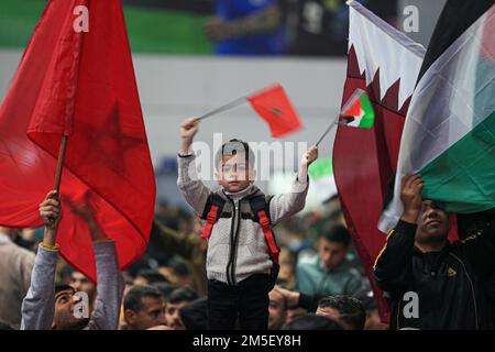 Les fans palestiniens de football lèvent le drapeau national et marocain alors qu'ils célèbrent la victoire du Maroc à la coupe du monde du Qatar 2022 Round 16 match de football contre le Portugal dans la ville de Gaza. Palestine. Banque D'Images