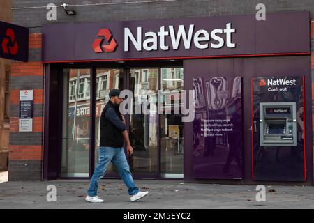 Slough, Royaume-Uni. 28 octobre 2022. Un membre du public passe devant une succursale de la banque NatWest. Les banques de la rue, notamment HSBC, NatWest et Lloyds continental Banque D'Images