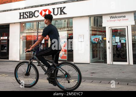 Slough, Royaume-Uni. 28 octobre 2022. Un cycliste passe devant une succursale de la banque HSBC Royaume-Uni. Les grandes banques de la rue, notamment HSBC, NatWest et Lloyds, continuent de fermer leur succursale Banque D'Images