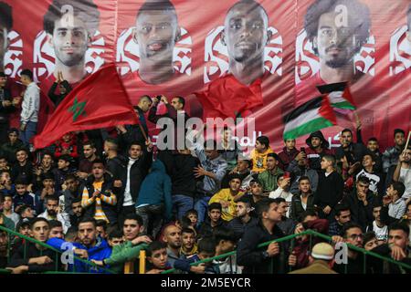 Les fans palestiniens de football lèvent le drapeau national et marocain alors qu'ils célèbrent la victoire du Maroc à la coupe du monde du Qatar 2022 Round 16 match de football contre le Portugal dans la ville de Gaza. Palestine. Banque D'Images