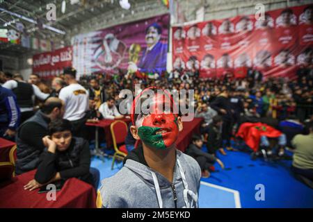 Les fans palestiniens de football lèvent le drapeau national et marocain alors qu'ils célèbrent la victoire du Maroc à la coupe du monde du Qatar 2022 Round 16 match de football contre le Portugal dans la ville de Gaza. Palestine. Banque D'Images