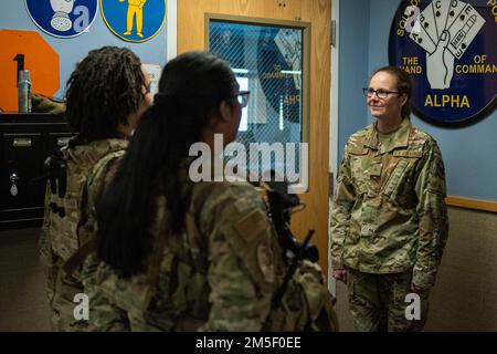 Brig. Le général Stacy JO Huser, administrateur adjoint principal pour les applications militaires, reçoit un exposé de l'ancien Airman Zhane Washington, à gauche, et de la classe Airman 1st Selmaryt Martinez-Agront, de l'escadron 341st des forces de sécurité des missiles, Defenders 9 mars 2022, dans une installation d'alerte aux missiles près de Great Falls, en montagne. Huser a appris les fonctions des défenseurs, du chef de missile, du contrôleur de sécurité de vol et des trompeurs. De plus, Huser a participé à divers événements du mois de l’histoire des femmes, y compris une discussion sur les défis auxquels les femmes sont confrontées en milieu de travail et un PAN de leadership Banque D'Images