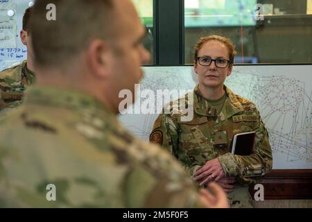 Brig. Le général Stacy JO Huser, administrateur adjoint principal pour les applications militaires, reçoit un mémoire du Sgt. Principal Shawn Scrivener, surintendant du centre d'opérations de l'aile, au centre d'opérations de l'aile 9 mars 2022, lors de son voyage à la base aérienne de Malmstrom, en Avant de jouer son rôle actuel à l'Administration nationale de la sécurité nucléaire, Huser a servi comme commandant d'équipage de combat Intercontinental Ballistic missile à Malmstrom. Sa visite comprenait une visite des installations de Malmstrom et une allocution devant des comités de leadership féminin lors d’un symposium du mois de l’histoire des femmes. Banque D'Images