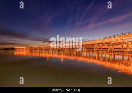 Quai minier connu sous le nom de Tinto Dock 'Muelle del Tinto' la nuit. C'est l'un des restes laissés par les Anglais à Huelva. Banque D'Images