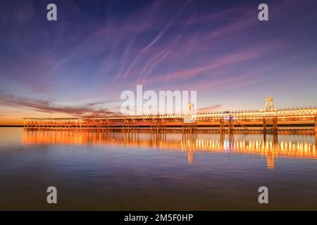 Quai minier connu sous le nom de Tinto Dock 'Muelle del Tinto' la nuit. C'est l'un des restes laissés par les Anglais à Huelva. Banque D'Images