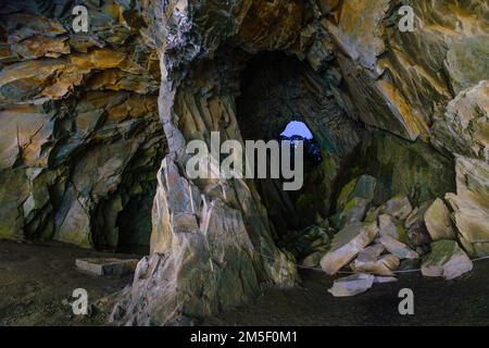 Cathedral Cavern a abandonné la mine d'ardoise près de Rydal, Lake District, photographiée la nuit sous un éclairage artificiel. Banque D'Images