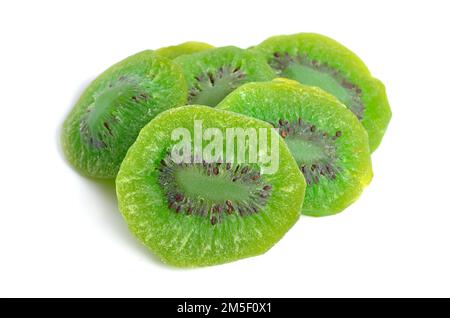 Copeaux de kiwi séchés isolés sur fond blanc. Banque D'Images