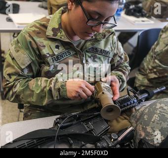 Un soldat de l'équipe de combat de 2nd Brigade, 10th Mountain Division, apprend à adapter l'ENVG-B de L3Harris à son arme au bâtiment d'intégration de la Force à fort Drum, N.Y., 9 mars 2022. L'ENVG-B est une binoculaire de vision nocturne améliorée montée sur le casque de combat avancé d'un soldat et leur fournit de multiples variantes d'optique de vision nocturne. Banque D'Images