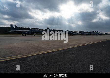 ÉTATS-UNIS Les aigles de frappe F-15E de la Force aérienne, affectés à l'escadron de combat 494th, et les faucons de combat F-16 affectés à l'escadron de combat 510th sont mis en file d'attente sur une plaque d'armement avant le décollage à la Royal Air Force Lakenheath, en Angleterre, en 9 mars 2022. La Fighter Wing Wing 48th, unité hôte de la RAF Lakenheath, travaille régulièrement aux côtés d’unités partenaires à travers l’Europe afin d’approfondir l’interopérabilité et de renforcer l’alliance transatlantique. Banque D'Images