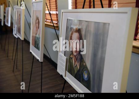 Des portraits de femmes pilotes de renommée historique sont à la ligne du Symposium des femmes sur la puissance aérienne et spatiale sur la base aérienne de Dyess, Texas, 9 mars 2022. Un groupe de pilotes féminins, au milieu d'une pénurie de pilotes durant la Seconde Guerre mondiale, se sont réunis pour former les pilotes du Service des femmes de l'Armée de l'air, ou WASPS, et ont ouvert la voie aux futures femmes dans les forces armées. Banque D'Images