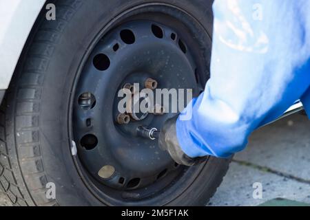 Changer les roues d'une voiture Banque D'Images