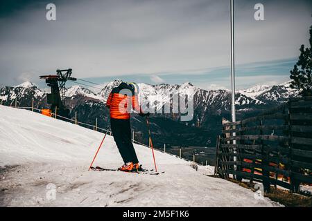 Un skieur sur la neige se prépare à skier dans les alpes autrichiennes Banque D'Images