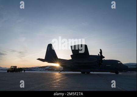 A ÉTATS-UNIS Le commandant II de la Force aérienne MC-130J affecté à l'escadre des opérations spéciales de 352d, se trouve sur la rampe de la station aérienne d'Andøya pendant l'exercice Cold Response, en Norvège, au 9 mars 2022. L'exercice Cold Response '22 est un exercice annuel de préparation nationale et de défense norvégien qui a lieu dans toute la Norvège, avec la participation de chacun de ses services militaires, ainsi que de 26 autres nations alliées de l'OTAN et partenaires régionaux. Banque D'Images