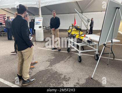 GULFPORT, Mils.— océanographie navale en collaboration avec le gouvernement, le milieu universitaire et des partenaires de l'industrie, ont participé et co-accueilli l'opération Oceans in action 2022 et l'exercice de technologie de pointe (ANTX), 7-10 mars 2022 Oceans in action 2022, le premier événement régional sur la technologie marine de la côte du Golfe, axé sur les technologies émergentes, a eu lieu à 7-10 mars, à Biloxi, Mississippi. Les participants au Sommet sur les océans en action et la sécurité portuaire de 2022 ont pu assister à des présentations précieuses sur les technologies bleues émergentes, les programmes gouvernementaux et les progrès en matière de sécurité portuaire. L’exercice Advanced Naval Technology, ou « ANTX », Banque D'Images