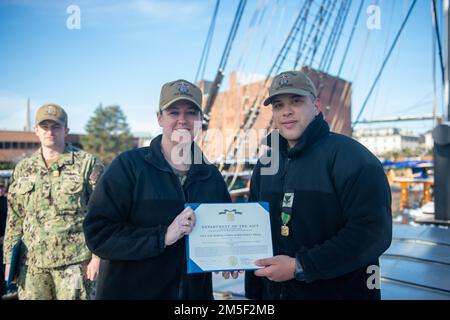 BOSTON (10 mars 2022) classe du compagnon 2nd de Boatswain Jason Santamaria, affecté à la constitution de l'USS, a reçu la Médaille de réalisation de la Marine et du corps de Marine de Cmdr. B.J. Farrell. USS Constitution, le plus ancien navire de guerre au monde, a joué un rôle crucial dans les guerres de Barbarie et la guerre de 1812, défendant activement les voies maritimes de 1797 à 1855. Pendant les opérations normales, les marins actifs stationnés à bord de l’USS Constitution offrent des visites gratuites et des visites publiques à plus de 600 000 000 personnes par an, tout en soutenant la mission du navire de promouvoir l’histoire de la Marine et ma Banque D'Images