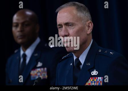 Général de division de la Force aérienne, John T. Wilcox, commandant du Centre d'installation et de soutien de la Mission de la Force aérienne et directeur du Brig des Forces de sécurité de la Force aérienne. Le général Roy Collins et le général de division de la Force aérienne John T. Wilcox, commandant du Centre d'installation et de soutien de la Force aérienne, font un exposé à la presse sur les résultats des États-Unis L’enquête du Commandement de l’Armée de terre 15-6 et l’examen indépendant dirigé par le secrétaire de la défense des événements de l’attaque Al-Shabaab du 5 janvier 2020 au site de sécurité coopérative de Manda Bay, au Kenya. Banque D'Images