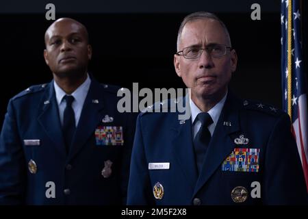 Brig. Du directeur des forces de sécurité de la Force aérienne. Le général Roy Collins et le général de division de la Force aérienne John T. Wilcox, commandant du Centre d'installation et de soutien de la Force aérienne, font un exposé à la presse sur les résultats des États-Unis L’enquête du Commandement de l’Armée de terre 15-6 et l’examen indépendant dirigé par le secrétaire de la défense des événements de l’attaque Al-Shabaab du 5 janvier 2020 au site de sécurité coopérative de Manda Bay, au Kenya. Banque D'Images