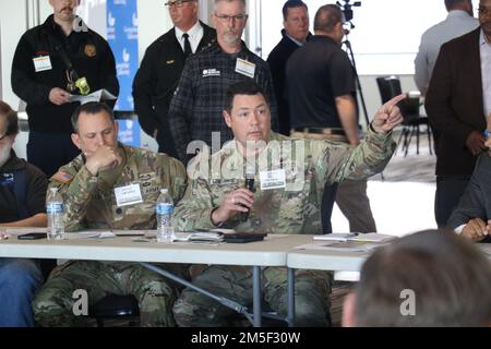 Le lieutenant-colonel Rob Lowrance, de la Garde nationale de l'armée de Géorgie, parle des capacités du ministère de la Défense de Géorgie lors de l'exercice Vista Forge du 10 mars 2022, à Atlanta. Vista Forge, un exercice axé sur les discussions, fait partie d'une série d'exercices conjoints, axés sur les rôles d'intervention et de rétablissement des organismes locaux, d'État et fédéraux. Banque D'Images